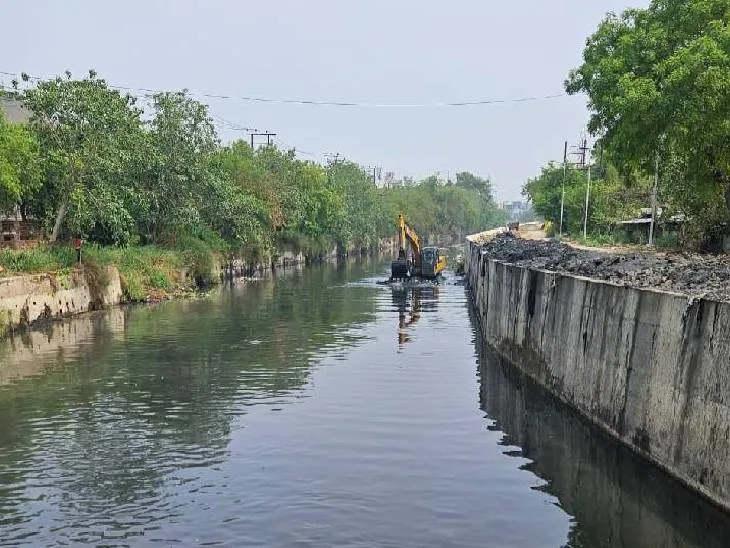 Noida: नाले गंदे, हर साल सफाई का टेंडर लेकिन जलभराव से नहीं मिल रही राहत