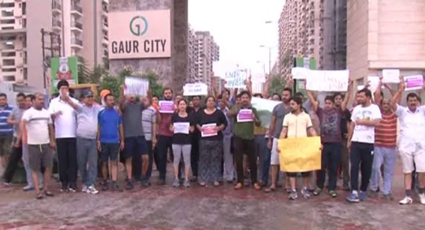 Gaur City Stadium: स्टेडियम में प्रवेश पर रोक से भड़के निवासी, गेट पर किया विरोध Gaur City Stadium: स्टेडियम में प्रवेश पर रोक से भड़के निवासी, गेट पर किया विरोध