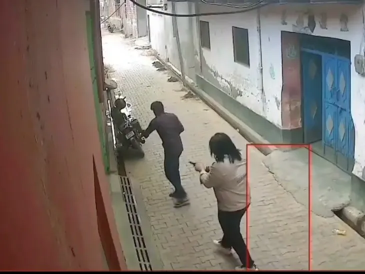 Noida Crime: ताबड़तोड़ फायरिंग से दहला मोहल्ला, CCTV सामने आने पर तेज हुई जांच