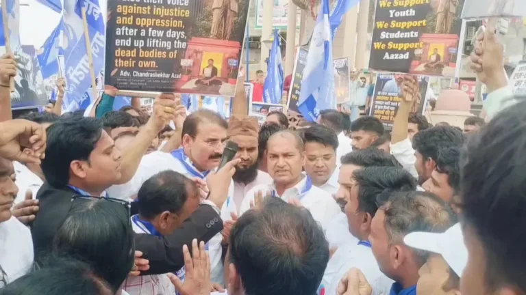 Noida Politics: छात्रों पर लाठीचार्ज के विरोध में आजाद समाज पार्टी का प्रदर्शन, राष्ट्रपति के नाम ज्ञापन