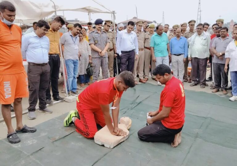 Uttar Pradesh : हापुड़ के बृजघाट गंगा तट पर बाढ़ से निपटने की तैयारियों के लिए मॉक ड्रिल आयोजित