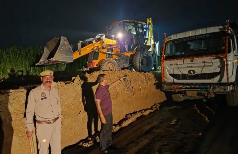 Uttar Pradesh : हापुड़ में अवैध खन पर प्रशासन की बड़ी कार्रवाई, छापे में जेसीबी और दो डंपर जब्त