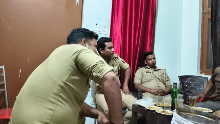 Uttar Pradesh : हापुड़ में पुलिसकर्मियों का वर्दी में शराब पार्टी का फोटो वायरल, जांच के आदेश