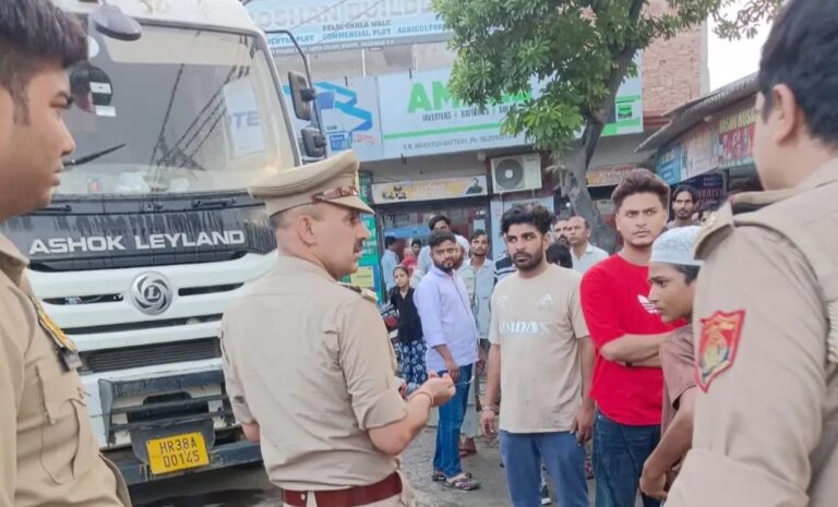Uttar Pradesh : हापुड़ में सड़क हादसा, एक्टिवा सवार युवक की मौत, एक गंभीर घायल