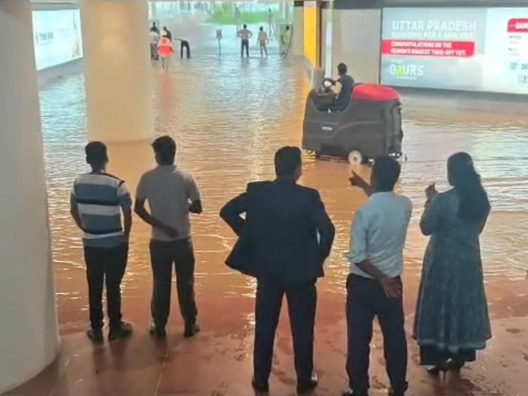 Jewar Airport: जेवर विधायक ने एयरपोर्ट के पास जलभराव का लिया जायजा, स्थायी समाधान के निर्देश Jewar Airport: जेवर विधायक ने एयरपोर्ट के पास जलभराव का लिया जायजा, स्थायी समाधान के निर्देश