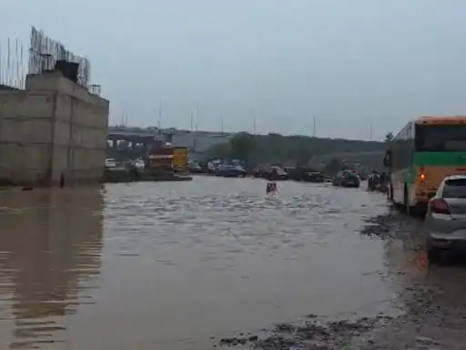 Yamuna City: यमुना सिटी में इंटरचेंज निर्माण स्थल पर जलभराव, पानी में फंसे वाहन Yamuna City: यमुना सिटी में इंटरचेंज निर्माण स्थल पर जलभराव, पानी में फंसे वाहन