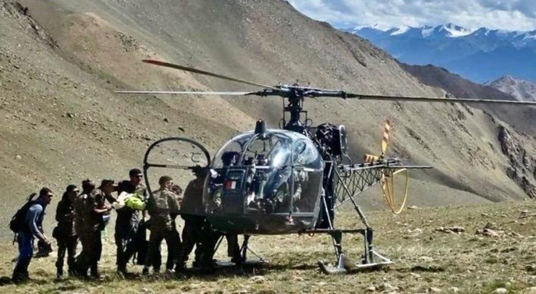 Air Rescue: 15,000 फीट की ऊंचाई से 56 वर्षीय व्यक्ति का एयरलिफ्ट, वायुसेना ने सुमजोन ग्लेशियर से सुरक्षित निकाला Air Rescue: 15,000 फीट की ऊंचाई से 56 वर्षीय व्यक्ति का एयरलिफ्ट, वायुसेना ने सुमजोन ग्लेशियर से सुरक्षित निकाला