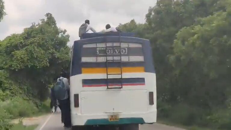 Uttar Pradesh : हापुड़ में डग्गामार बस की छत और खिड़कियों से लटके मिले स्कूली छात्र, वायरल वीडियो से सुरक्षा व्यवस्था पर उठे सवाल