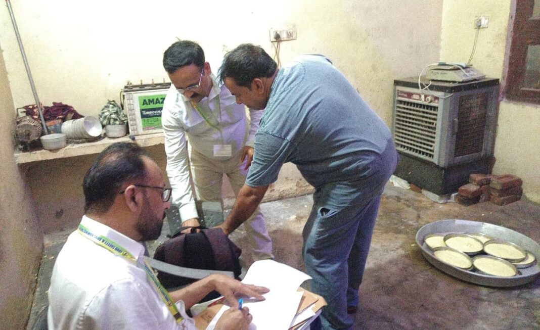 Hapur News : हापुड़ में रक्षाबंधन से पहले खाद्य विभाग की बड़ी कार्रवाई, 7 क्विंटल मिलावटी मावा नष्ट Hapur News : हापुड़ में रक्षाबंधन से पहले खाद्य विभाग की बड़ी कार्रवाई, 7 क्विंटल मिलावटी मावा नष्ट