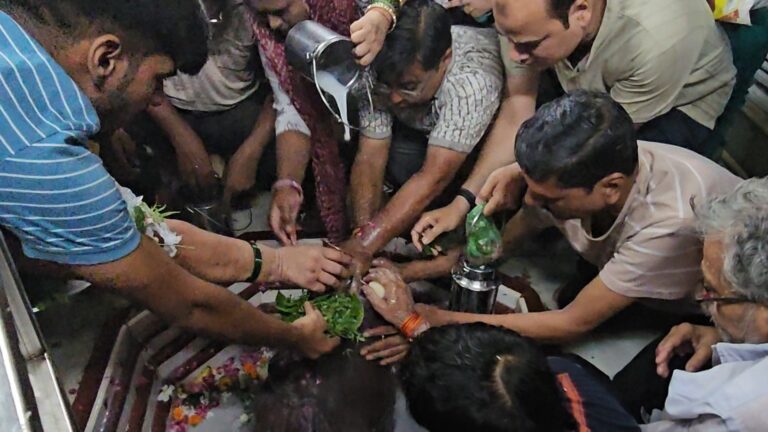 Uttar Pradesh : हापुड़ में सावन के पहले सोमवार पर सिद्ध पीठ सबली महादेव मंदिर में उमड़ा भक्तों का सैलाब, हर-हर महादेव के जयकारों से गूंजा परिसर