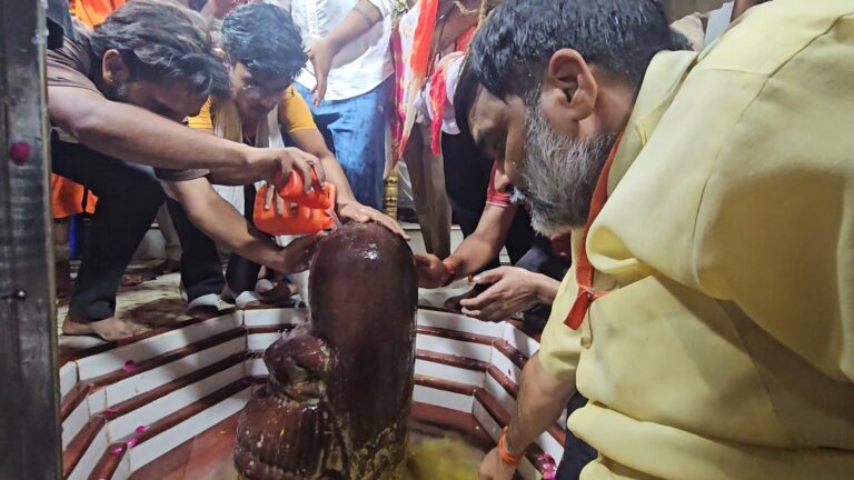 Uttar Pradesh : हापुड़ के शिवालयों में गूंजे बम-बम भोले के नारे, सबली महादेव मंदिर में लगी भक्तों की लंबी कतारें, किया जलाभिषेक