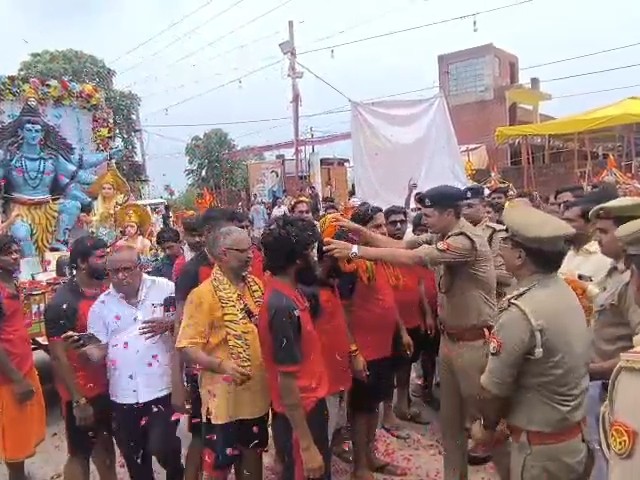 Kanwar Yatra: ग्रेटर नोएडा में कांवड़ियों पर पुष्प वर्षा, शिवभक्तों ने पुलिस को मेडल पहनाकर जताया आभार
