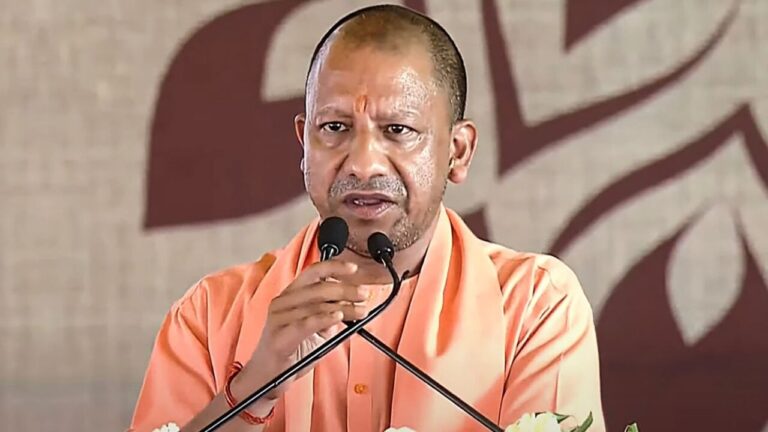 Uttar Pradesh : क्रांतिकारियों को भुलाने के कारण हुआ कांग्रेस का पतन- सीएम योगी