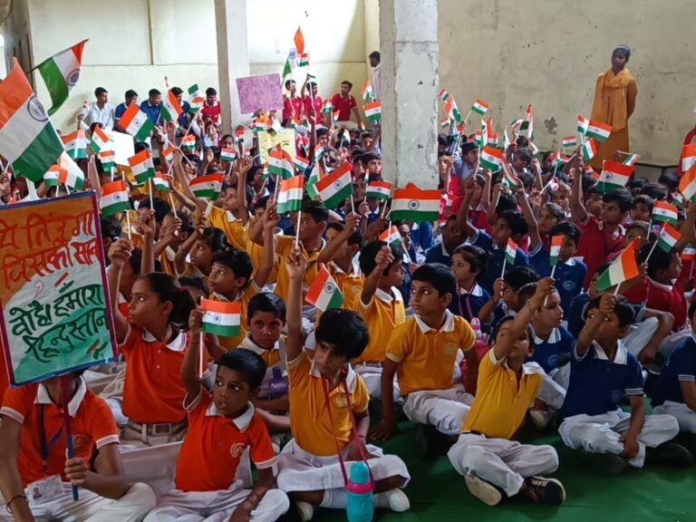 Uttar Pradesh : विद्यालयों से घर-घर पहुंचेगा राष्ट्रभक्ति का संदेश, योगी सरकार ने शुरू किया ‘हर घर तिरंगा’ अभियान