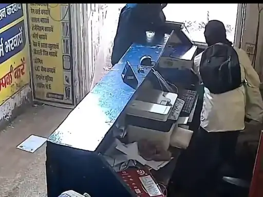 Noida Crime: साइबर कैफे संचालक से पिस्टल के बल पर 80 हजार रुपये की लूट, चार टीमें जांच में जुटीं Noida Crime: साइबर कैफे संचालक से पिस्टल के बल पर 80 हजार रुपये की लूट, चार टीमें जांच में जुटीं