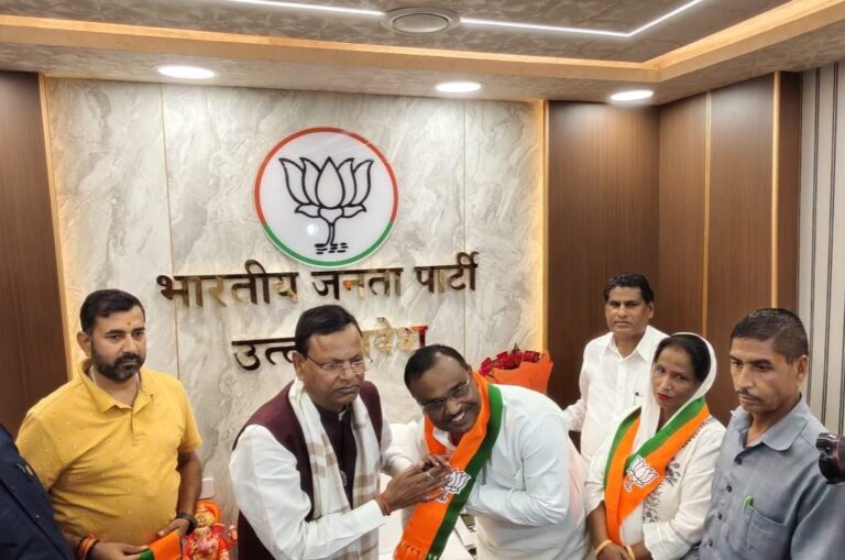 Uttar Pradesh : हापुड़ नगर पालिकाध्यक्ष पुष्पा देवी और श्रीपाल सिंह ने दर्जनों समर्थकों के साथ थामा भाजपा का दामन