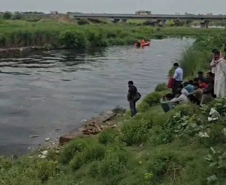 Uttar Pradesh : बुलंदशहर में नाले में डूबी मासूम छात्रा चारु कश्यप का चार दिन बाद शव बरामद, परिजनों में कोहराम