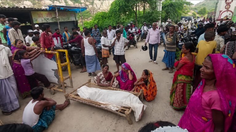 Bihar : बालू माफिया के खिलाफ 6 घंटे से राजगीर-गया मार्ग जाम, 70 वर्षीय बुजुर्ग की मौत से भड़के ग्रामीण