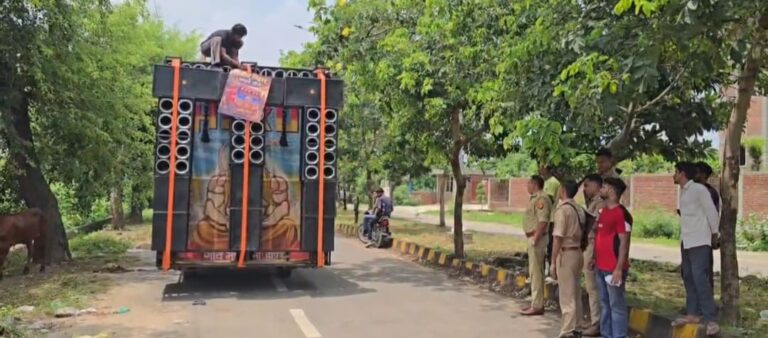 Uttar Pradesh : हापुड़ में कांवड़ यात्रा में डीजे के मानकों के उल्लंघन पर पुलिस सख्त, संचालकों को दी चेतावनी