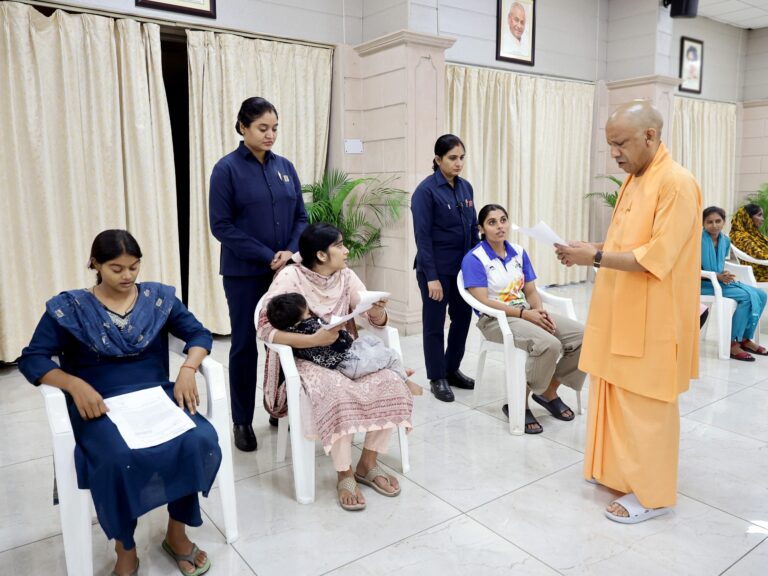 Uttar Pradesh : अपराधियों पर कार्रवाई और जनसमस्याओं के निस्तारण में शिथिलता बर्दाश्त नहीं- मुख्यमंत्री