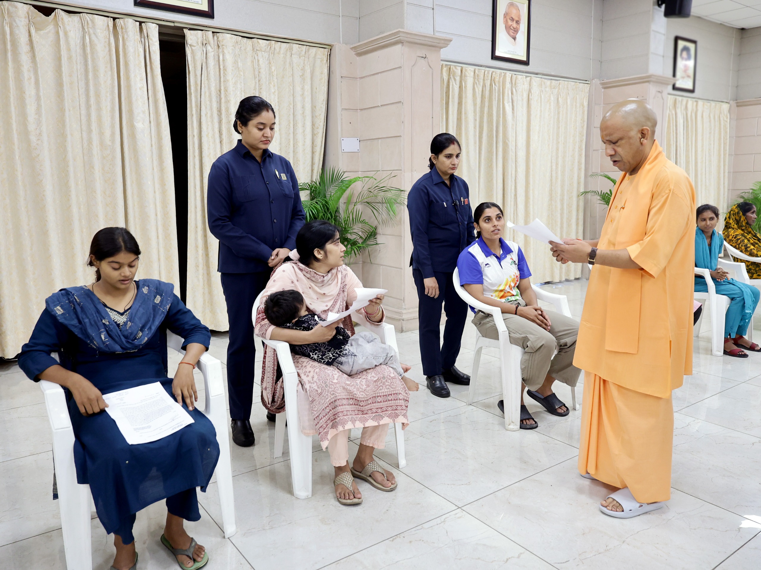 Uttar Pradesh : अपराधियों पर कार्रवाई और जनसमस्याओं के निस्तारण में शिथिलता बर्दाश्त नहीं- मुख्यमंत्री Uttar Pradesh : अपराधियों पर कार्रवाई और जनसमस्याओं के निस्तारण में शिथिलता बर्दाश्त नहीं- मुख्यमंत्री