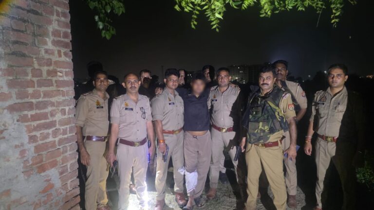 Uttar Pradesh : हापुड़ में अस्पताल ले जाते समय पुलिस की पिस्टल छीनकर भागा 1 लाख का इनामी, मुठभेड़ में पैर में लगी गोली