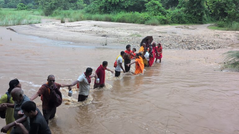 Bihar : तमसा नदी के तेज बहाव में फंसे 11 श्रद्धालु, सहोदरा के युवाओं ने मानव श्रृंखला बनाकर बचाई जान