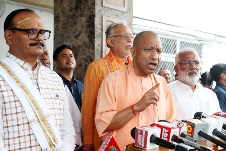 Uttar Pradesh : योगी सरकार ने बुनियादी शिक्षा के एकीकरण को दी नई रफ्तार, 15,613 आंगनबाड़ी केंद्र होंगे परिषदीय विद्यालय परिसरों में स्थानांतरित