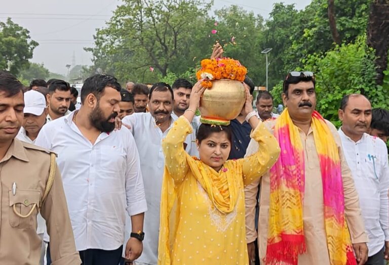 Uttar Pradesh : बुलंदशहर में समरसता का संदेश लेकर खुर्जा पहुंची कलश वंदन यात्रा, विधायक मीनाक्षी सिंह ने सिर पर रखकर किया शुभारंभ