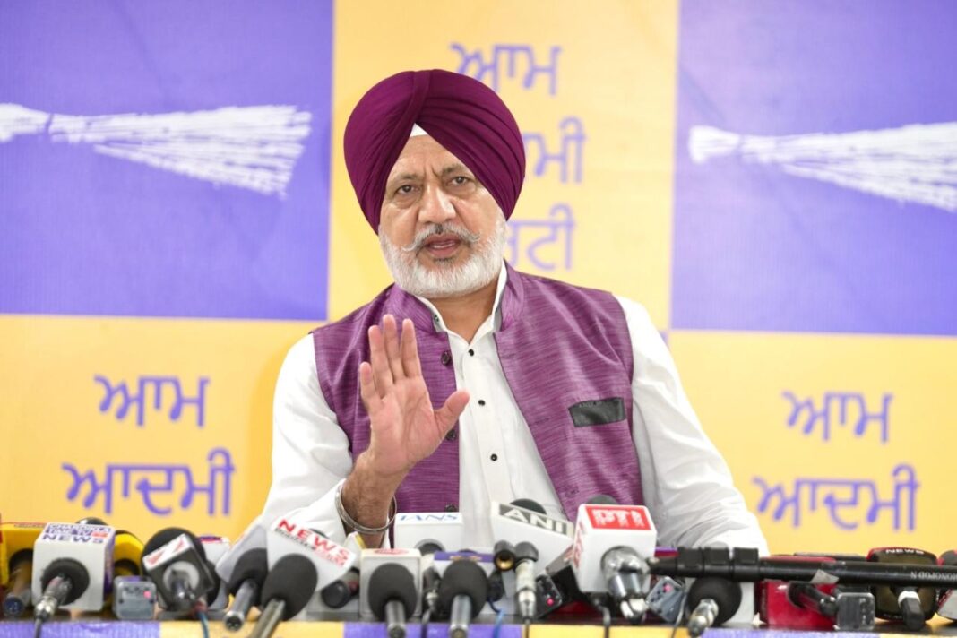 Punjab : भाजपा के इशारे पर, पूर्व क्रिकेटर और राज्यसभा सदस्य हरभजन सिंह भज्जी और दूसरे सेलिब्रिटी सोशल मीडिया पर पंजाब को बदनाम करने के लिए चला रहे हैं मुहिम- बलतेज पन्नू Punjab : भाजपा के इशारे पर, पूर्व क्रिकेटर और राज्यसभा सदस्य हरभजन सिंह भज्जी और दूसरे सेलिब्रिटी सोशल मीडिया पर पंजाब को बदनाम करने के लिए चला रहे हैं मुहिम- बलतेज पन्नू