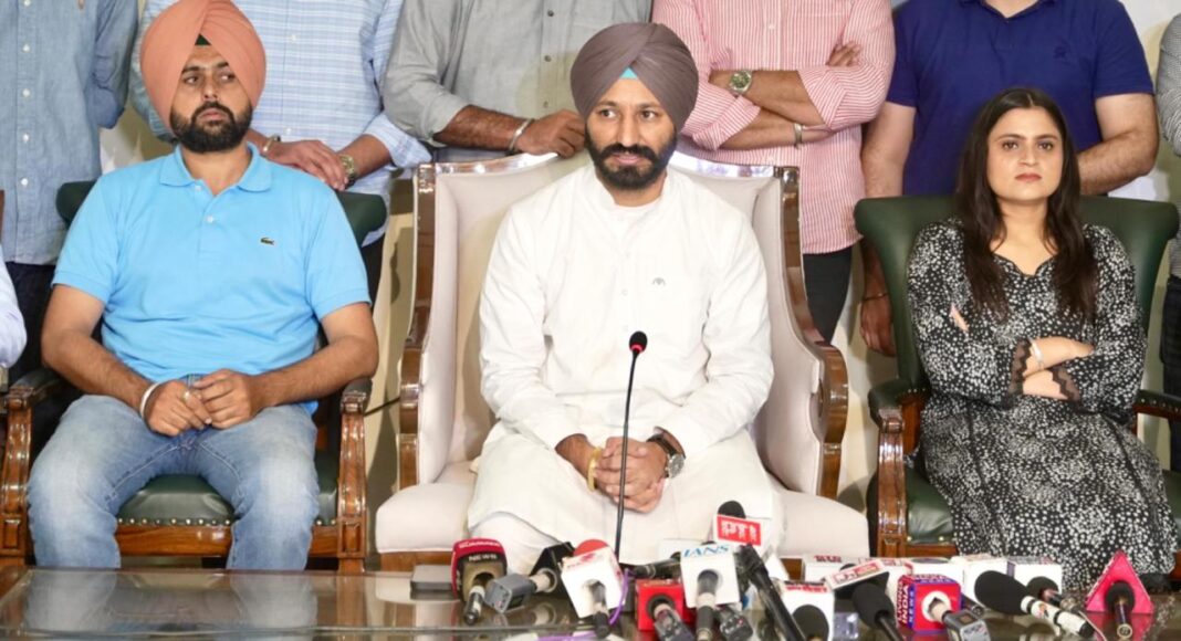 Punjab : आप ने पंजाब यूनिवर्सिटी चुनाव के लिए सांसद मीत हेयर और विधायक अमृतपाल सिंह सुखानंद को बनाया चुनाव इंचार्ज Punjab : आप ने पंजाब यूनिवर्सिटी चुनाव के लिए सांसद मीत हेयर और विधायक अमृतपाल सिंह सुखानंद को बनाया चुनाव इंचार्ज