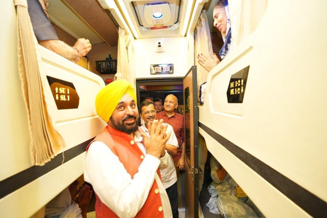 Chandigarh : ‘आप’ के राष्ट्रीय संयोजक अरविंद केजरीवाल और मुख्यमंत्री भगवंत सिंह मान ने होशियारपुर में बसों को दिखाई हरी झंडी Chandigarh : ‘आप’ के राष्ट्रीय संयोजक अरविंद केजरीवाल और मुख्यमंत्री भगवंत सिंह मान ने होशियारपुर में बसों को दिखाई हरी झंडी