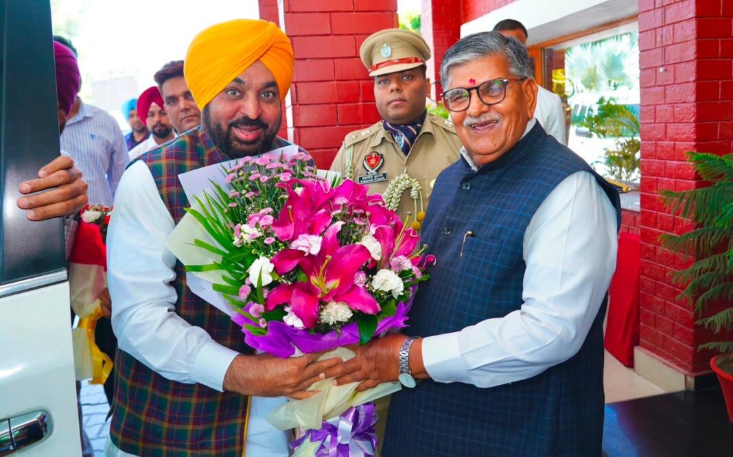 Chandigarh : मुख्यमंत्री भगवंत सिंह मान ने जगतार सिंह हवारा को 10 दिन की पैरोल देने के लिए राज्यपाल से मुलाकात की Chandigarh : मुख्यमंत्री भगवंत सिंह मान ने जगतार सिंह हवारा को 10 दिन की पैरोल देने के लिए राज्यपाल से मुलाकात की