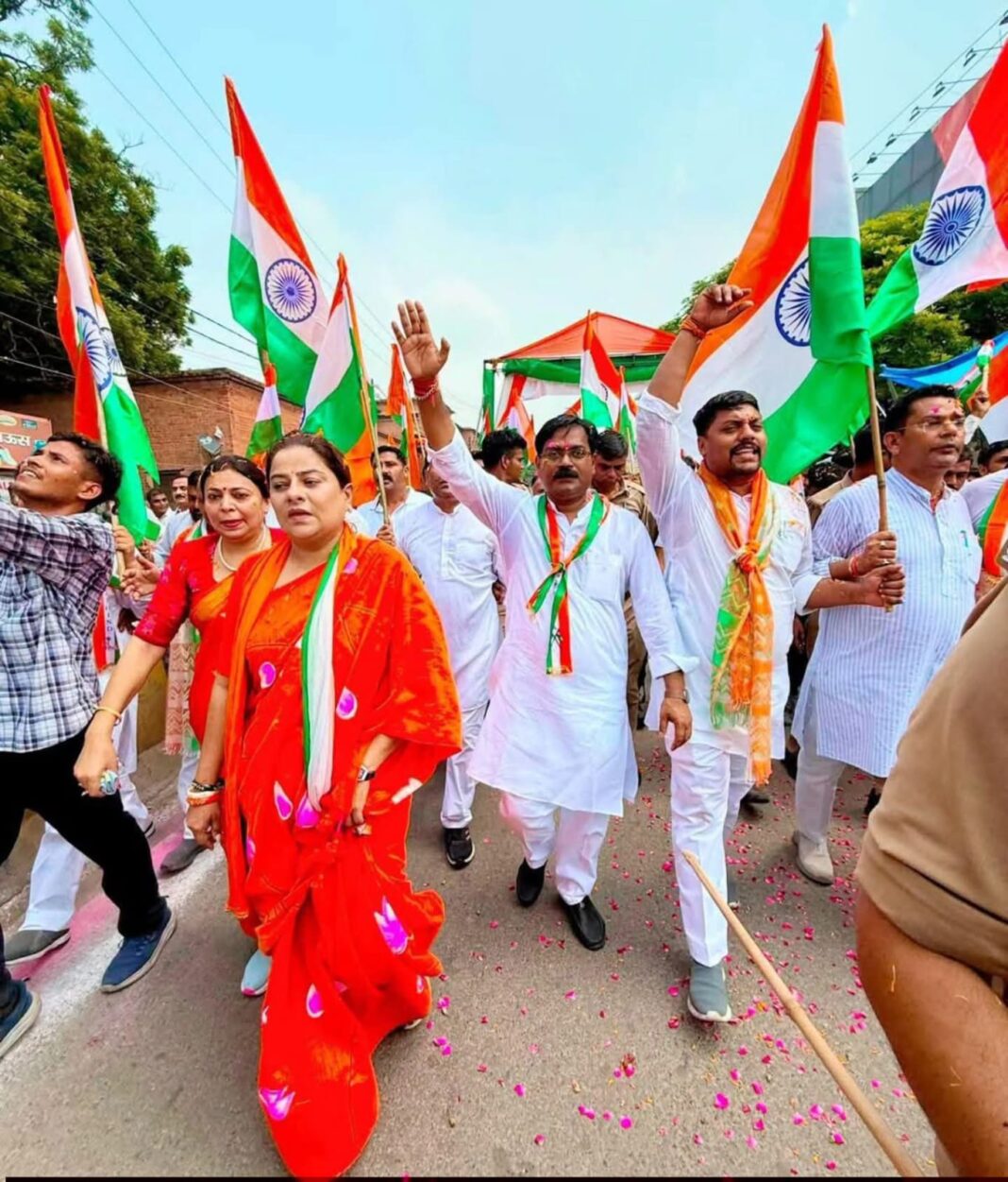 Bulandshahar : बुलंदशहर में ‘हर घर तिरंगा’ अभियान के तहत निकली विशाल तिरंगा यात्रा, हजारों लोगों ने लगाए देशभक्ति के नारे Bulandshahar : बुलंदशहर में ‘हर घर तिरंगा’ अभियान के तहत निकली विशाल तिरंगा यात्रा, हजारों लोगों ने लगाए देशभक्ति के नारे