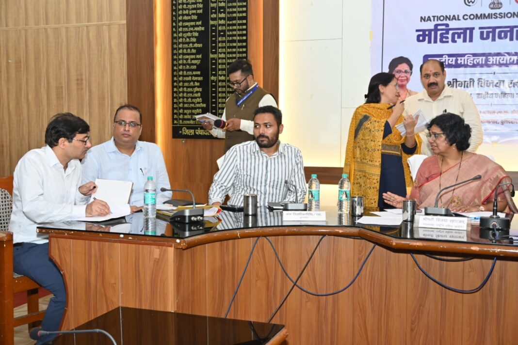 Bulandshahar : बुलंदशहर में राष्ट्रीय महिला आयोग की अध्यक्ष विजया रहाटकर ने की जनसुनवाई, 47 महिलाओं ने रखीं समस्याएं Bulandshahar : बुलंदशहर में राष्ट्रीय महिला आयोग की अध्यक्ष विजया रहाटकर ने की जनसुनवाई, 47 महिलाओं ने रखीं समस्याएं