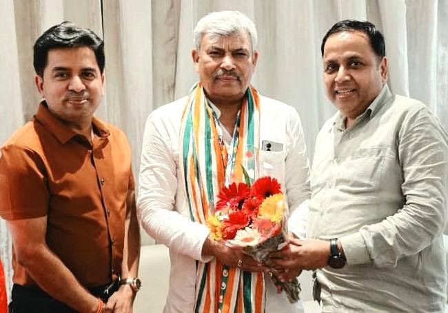 Hapur News : युवा उद्यमी सचिन सिंघल ने राज्य मंत्री केपी मलिक का किया भव्य स्वागत, व्यापार और विकास पर हुई चर्चा Hapur News : युवा उद्यमी सचिन सिंघल ने राज्य मंत्री केपी मलिक का किया भव्य स्वागत, व्यापार और विकास पर हुई चर्चा