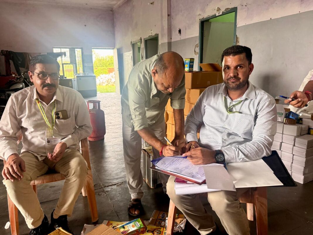 Hapur News : हापुड़ में खाद्य विभाग की छापेमारी, नंदन गोल्ड ब्रांड के 339 लीटर खाद्य पदार्थ जब्त Hapur News : हापुड़ में खाद्य विभाग की छापेमारी, नंदन गोल्ड ब्रांड के 339 लीटर खाद्य पदार्थ जब्त