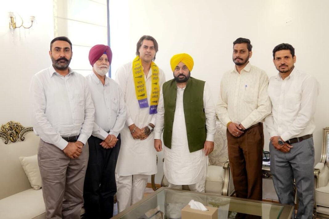 Chandigarh : मुख्यमंत्री भगवंत सिंह मान ने दोनों खेल शख्सियतों का आप में स्वागत किया, कहा- उनका अनुभव पंजाब के युवाओं को खेल के प्रति प्रेरित करेगा Chandigarh : मुख्यमंत्री भगवंत सिंह मान ने दोनों खेल शख्सियतों का आप में स्वागत किया, कहा- उनका अनुभव पंजाब के युवाओं को खेल के प्रति प्रेरित करेगा