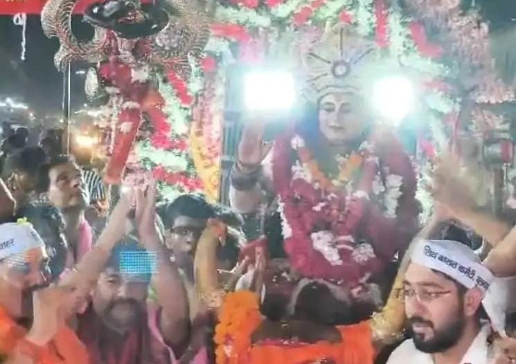 Bulandshahar : बुलंदशहर में नंदी पर सवार होकर निकले भोलेनाथ, बैंड बाजे पर झूमे श्रद्धालु Bulandshahar : बुलंदशहर में नंदी पर सवार होकर निकले भोलेनाथ, बैंड बाजे पर झूमे श्रद्धालु