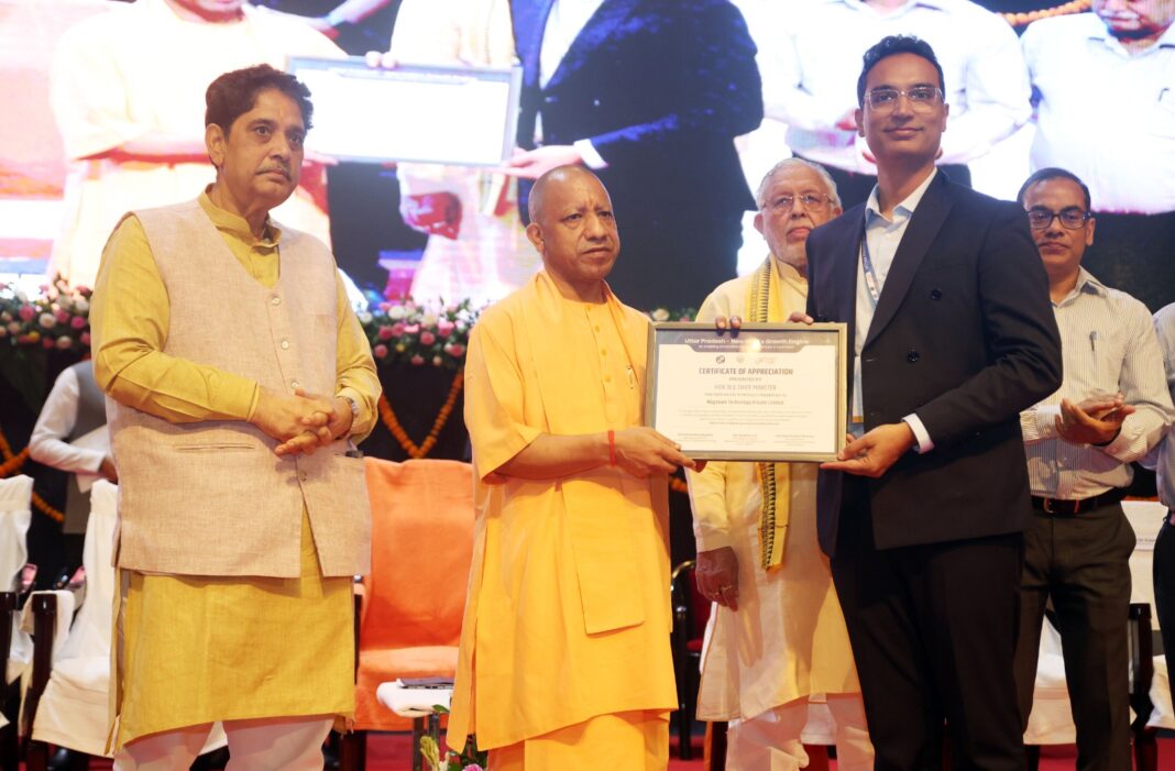 Lucknow : मुख्यमंत्री योगी ने प्रदेश के विकास में सहभागी उद्यमियों का किया सम्मान Lucknow : मुख्यमंत्री योगी ने प्रदेश के विकास में सहभागी उद्यमियों का किया सम्मान