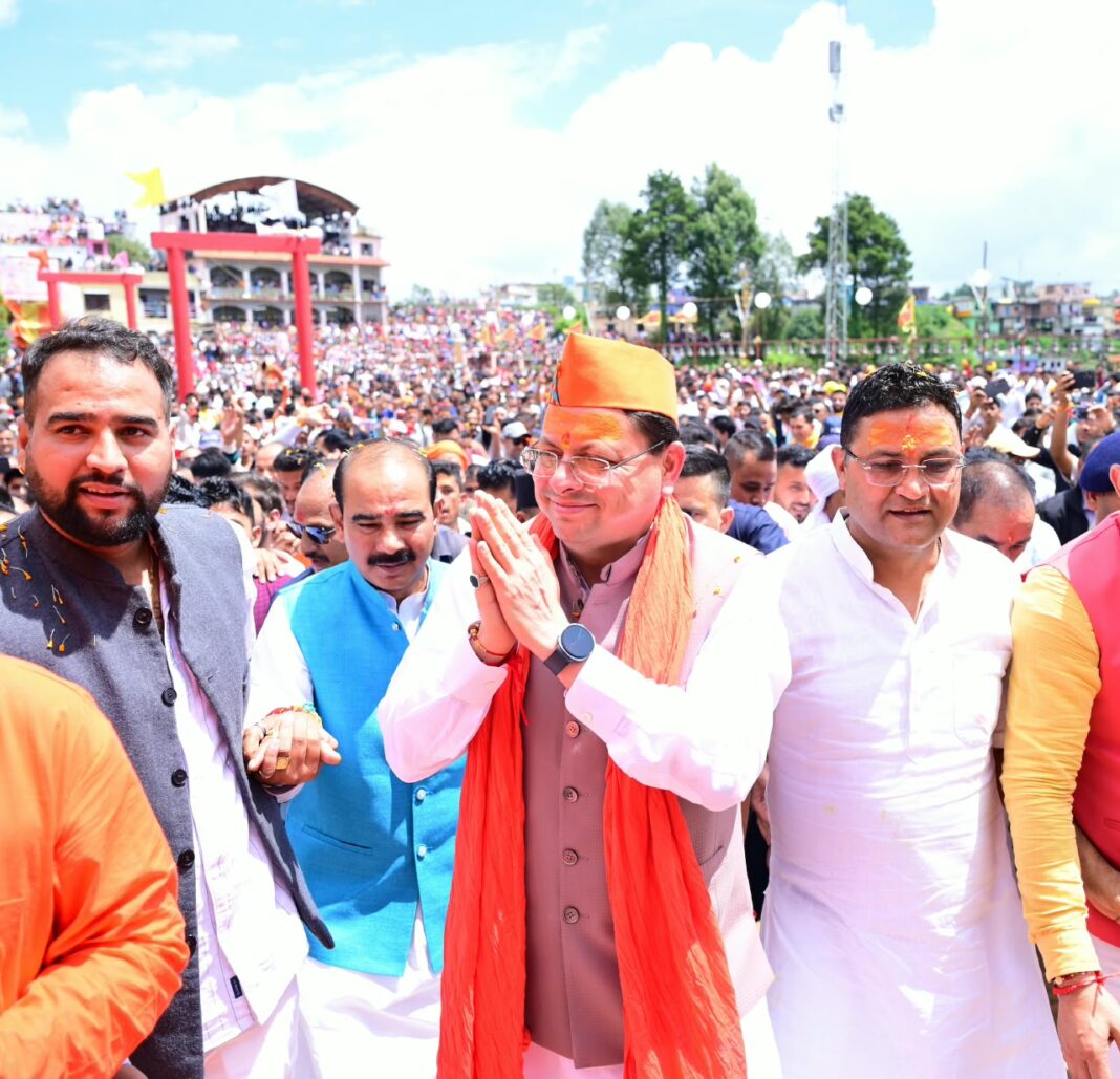 Champawat : देवीधुरा में फलों-फूलों से बरसी बग्वाल, ऐतिहासिक पाषाण युद्ध के साक्षी बने लाखों श्रद्धालु Champawat : देवीधुरा में फलों-फूलों से बरसी बग्वाल, ऐतिहासिक पाषाण युद्ध के साक्षी बने लाखों श्रद्धालु