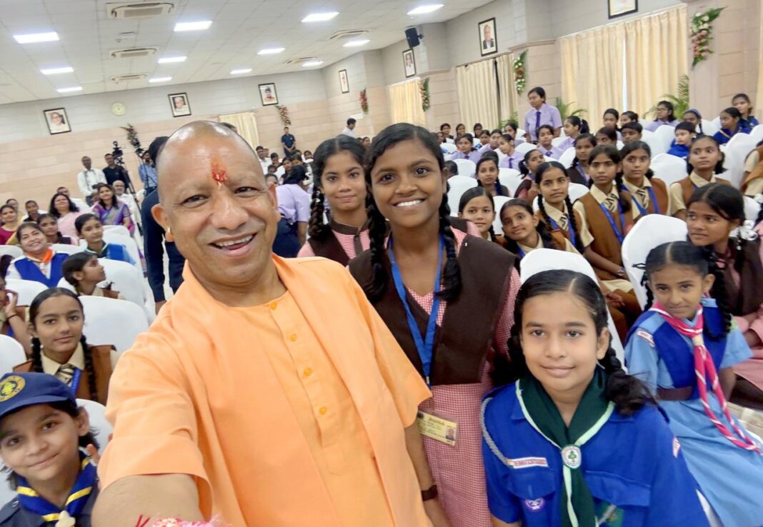 Lucknow : बेटियों की मुस्कान से खिल उठा मुख्यमंत्री आवास का ‘आंगन’ Lucknow : बेटियों की मुस्कान से खिल उठा मुख्यमंत्री आवास का ‘आंगन’