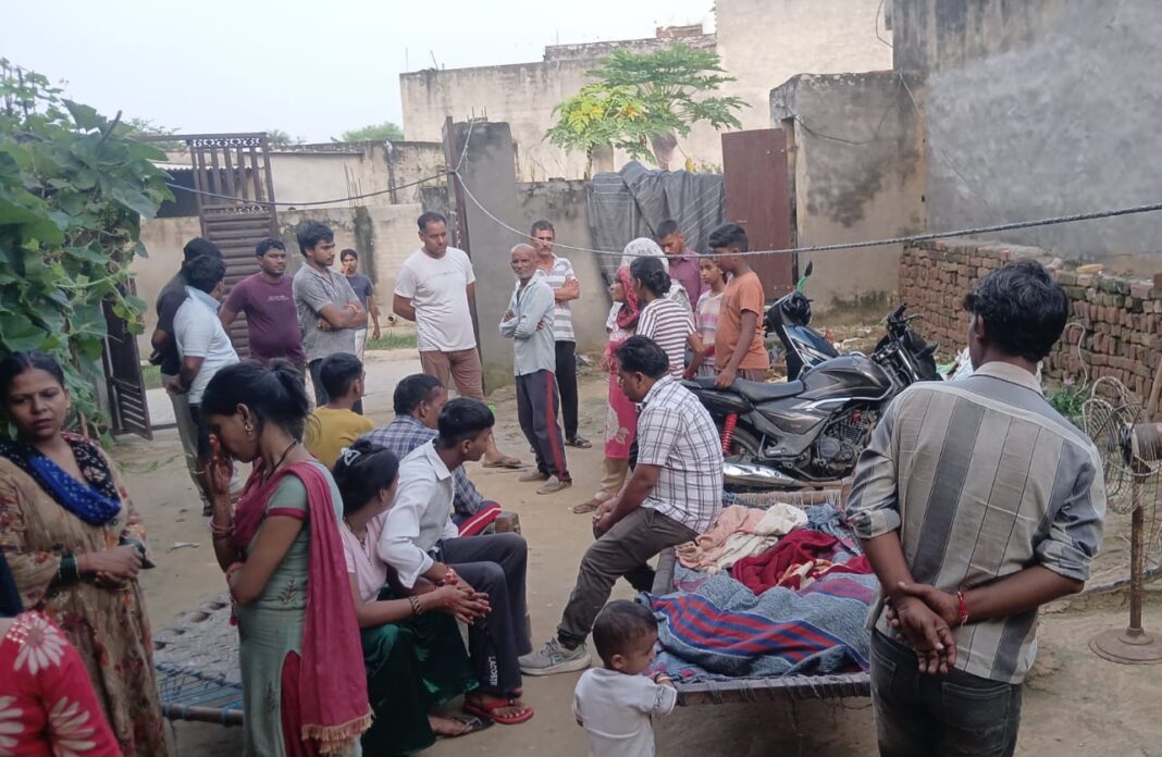 Hapur News : आधी रात को दो सगी बहनों पर एसिड अटैक, मेरठ रेफर, युवक हिरासत में Hapur News : आधी रात को दो सगी बहनों पर एसिड अटैक, मेरठ रेफर, युवक हिरासत में
