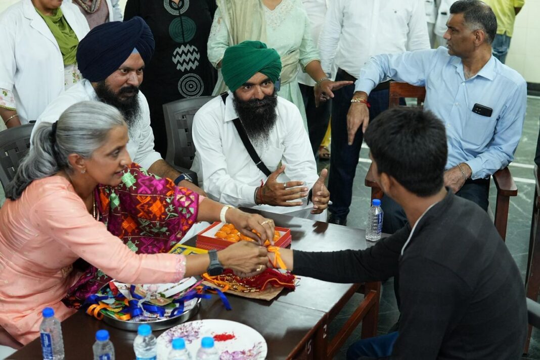 Chandigarh : रक्षा बंधन ने पंजाब के नशा मुक्ति केंद्रों में परिवारों को जोड़ा, नशामुक्ति और उम्मीद के संदेश को किया मज़बूत Chandigarh : रक्षा बंधन ने पंजाब के नशा मुक्ति केंद्रों में परिवारों को जोड़ा, नशामुक्ति और उम्मीद के संदेश को किया मज़बूत