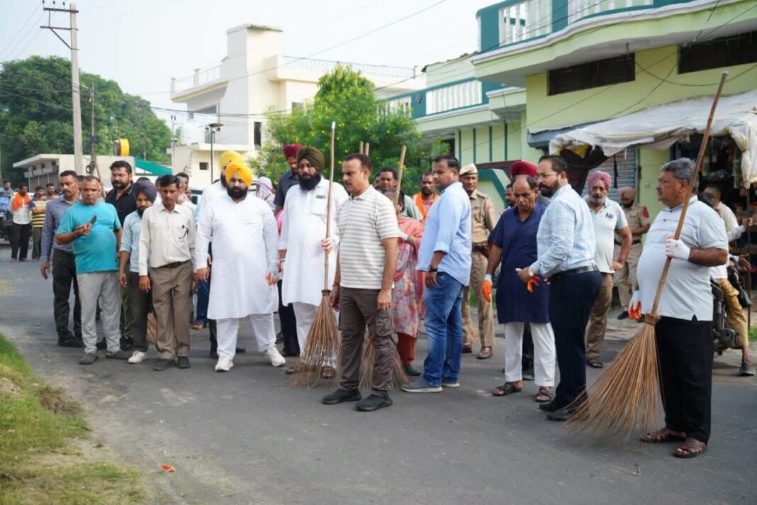 Chandigarh : मिशन क्लीन पंजाब’: भगवंत मान सरकार द्वारा राज्य-स्तरीय सफ़ाई अभियान की शुरूआत, मंत्रियों, विधायकों, मेयरों और पार्षदों ने राज्यभर में संभाली कमान Chandigarh : मिशन क्लीन पंजाब’: भगवंत मान सरकार द्वारा राज्य-स्तरीय सफ़ाई अभियान की शुरूआत, मंत्रियों, विधायकों, मेयरों और पार्षदों ने राज्यभर में संभाली कमान