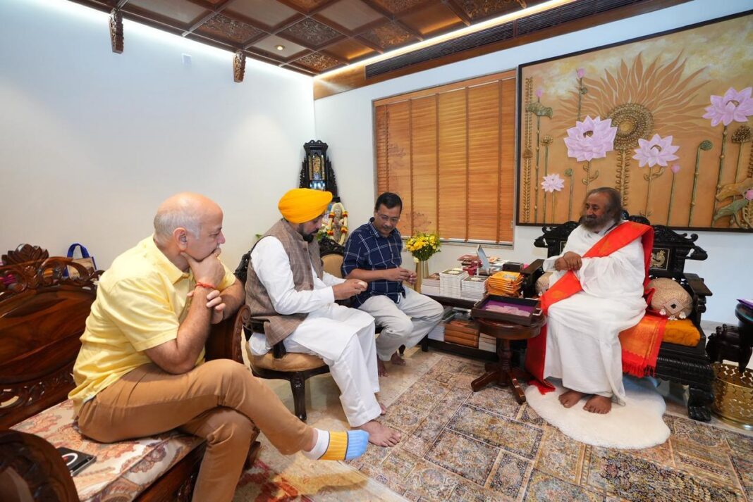 Chandigarh : मुख्यमंत्री भगवंत सिंह मान ने अरविंद केजरीवाल और मनीष सिसोदिया के साथ श्री श्री रविशंकर जी का आशीर्वाद लिया Chandigarh : मुख्यमंत्री भगवंत सिंह मान ने अरविंद केजरीवाल और मनीष सिसोदिया के साथ श्री श्री रविशंकर जी का आशीर्वाद लिया