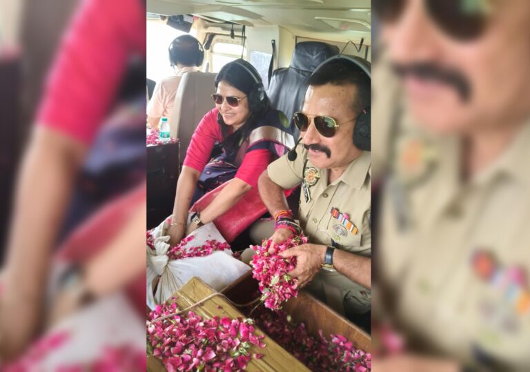 Uttar Pradesh : हापुड़ में डीएम-एसपी ने हेलीकॉप्टर से बरसाए फूल, कांवड़ियों का किया भव्य स्वागत