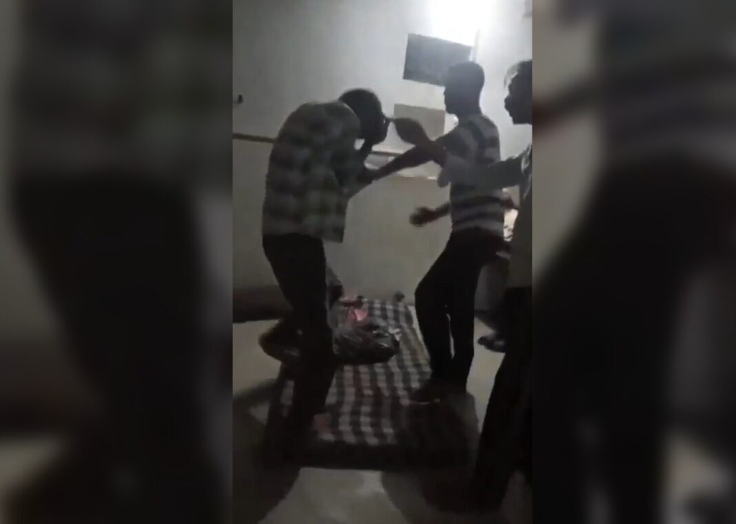 Hapur News : हापुड़ में शराब के नशे में दोस्तों में मारपीट, बेरहमी से पीटने का वीडियो वायरल Hapur News : हापुड़ में शराब के नशे में दोस्तों में मारपीट, बेरहमी से पीटने का वीडियो वायरल