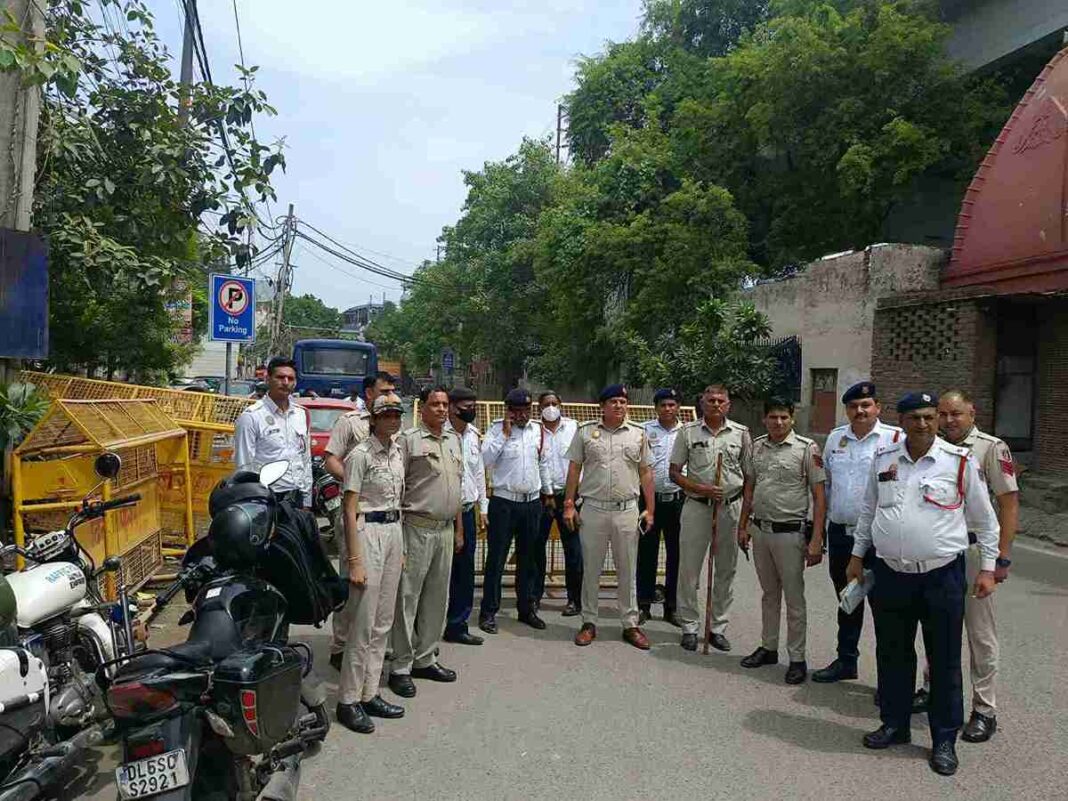 Maujpur Traffic Drive: मौजपुर चौक पर PCR, स्थानीय और ट्रैफिक पुलिस का संयुक्त अभियान, यातायात उल्लंघन पर 116 कार्रवाई Maujpur Traffic Drive, Delhi Traffic Police, North East Delhi Police, Traffic Rules Violation, Maujpur Chowk