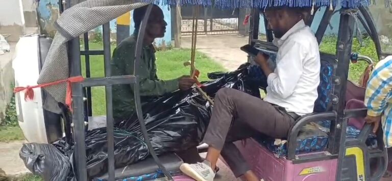 Bihar : शव वाहन नहीं मिला तो ई-रिक्शा से ले गए शव, 30 किलोमीटर तक संघर्ष का वीडियो वायरल